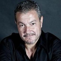 Julio Jordán - 不得安身演員 飾演Comisario