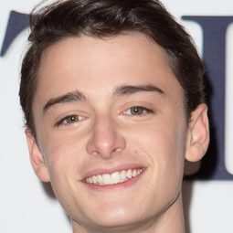 諾亞·許納普 飾演 Jo