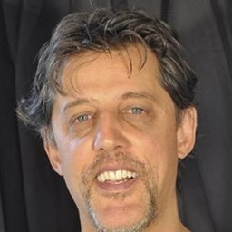 Raul Barretto - 未來之人演員 飾演Professor do Zero