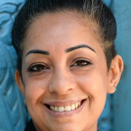 Lana Komsany 飾演 Present Sanaa