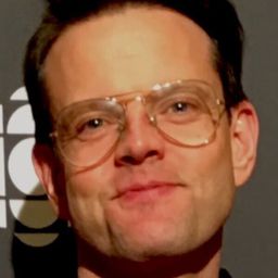 Rob Tinkler 飾演 Woodstock / Spike / Olaf (voice)