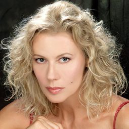 Daniela Poggi 飾演 Isabel