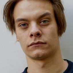 Béla Gabor Lenz 飾演 André