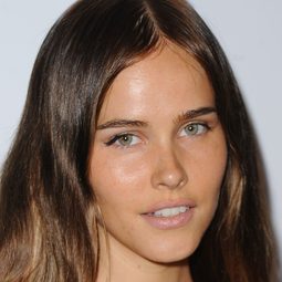 伊莎貝爾·盧卡斯 飾演 Alice