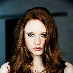 Barbara Meier 飾演 Lucy