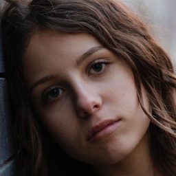 瑪麗·娜博 飾演 Laura