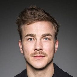 艾伯雷希·舒赫 - 勇武搬運工演員 飾演Jan Haller