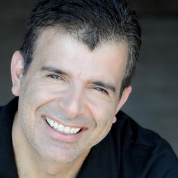 Mark Oliver 飾演 Police Officer