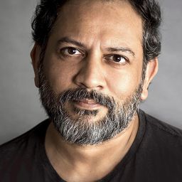 Anil Desai 飾演 Riz
