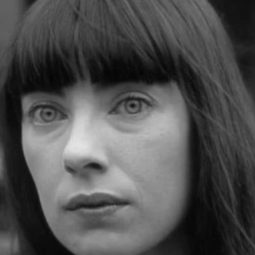 Patricia Healey 飾演 The Girl