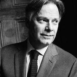 Whit Stillman 飾演 Mortimer Peabody