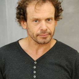 托馬什·席姆沙伊納 飾演 Psychotherapist