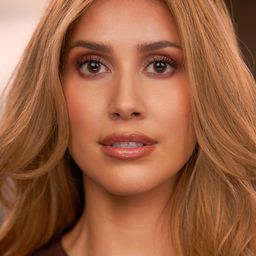 Emily Roslyn Villarreal 飾演 Layla