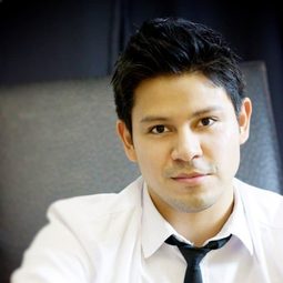 Edwin Perez - 聖誕家族演員 飾演Elf Chris