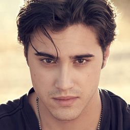 萊恩·麥卡坦 - 冤家決勝負演員 飾演Farrell Bennett