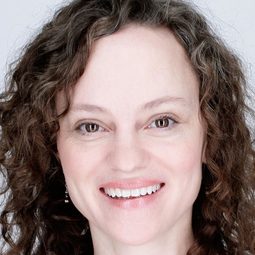 安吉拉·貝蒂絲 飾演 Bonnie Dee Peacock