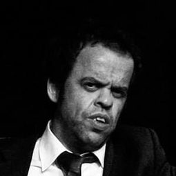 David Almeida 飾演 a dwarf