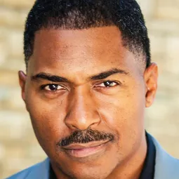 Benjamin J. Cain Jr. 飾演 SVPD Homicide Agent