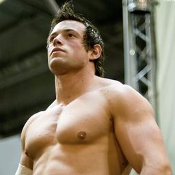 Joel Pettyfer 飾演 Joel Redman