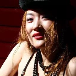 秦虹 飾演 Mrs Chou