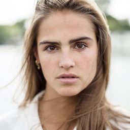 Olivia Lonsdale 飾演 Klasgenootje