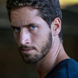 Emilien De Falco 飾演 Policier (uncredited)