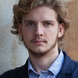 Vasily Simonov 飾演 Oleg Sergeevich