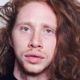 Fred Hotier 飾演 Rudy