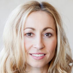 菲麗希緹·普萊斯 飾演 Naomi