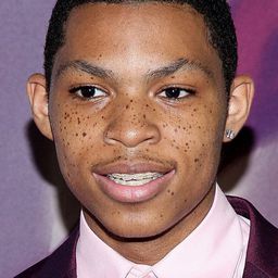 Elijah Richardson 飾演 Evan