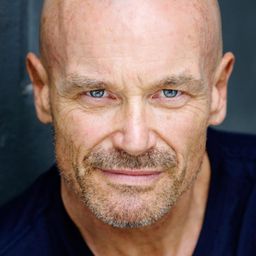 Anthony Thomas - 秘境探險演員 飾演Luxury Sedan Driver