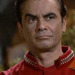 Phillip Pine 飾演 Sgt. Tony