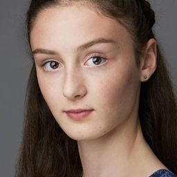 Hollie Burgess 飾演 Friend (uncredited)