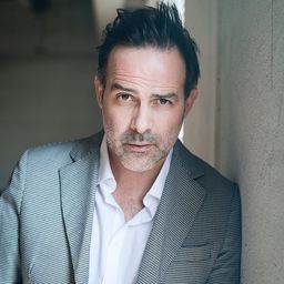 Beat Marti 飾演 Alfons Eigenmann