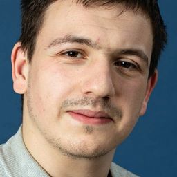 Stanislas Carmont 飾演 Alexandre