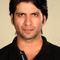 Puneet Vashist 飾演 Ronnie