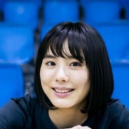 Sumire Hanaoka 飾演 Yui