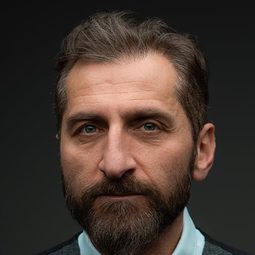 Tim Seyfi - 再生門演員 飾演Max Oelze