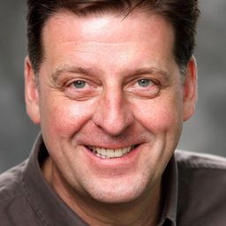 Andrew Dunn 飾演 Graham Stringer