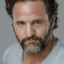 Scott Hunter 飾演 Sharp