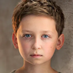 Kit Rakusen 飾演 Jonathan