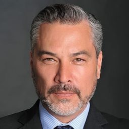 毛里修·門多薩 飾演 Reynoldo