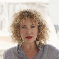 伊阿雅·佛爾提 飾演 Rosa