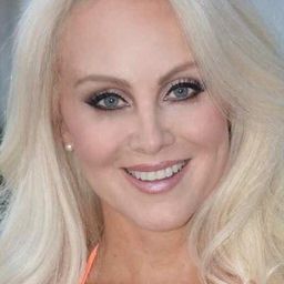 Donna Spangler - 美女特工隊演員 飾演Hug Huggins