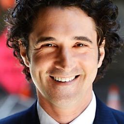 Steven Klein 飾演 Isaac Kozlov