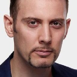 Andrea Iaia 飾演 Barista