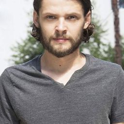 拉杜·安德烈·米庫 飾演 Sven