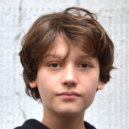 Adèle Guigue 飾演 Alexia Aged 7