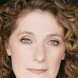 Sarah Orenstein 飾演 Queen Isabella