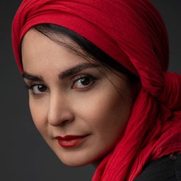 Mahdieh Nassaj 飾演 